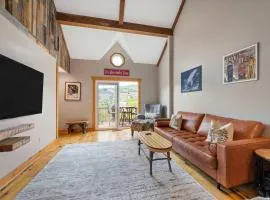 Updated townhome - Walk to Holiday Valley
