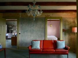 Stylish Swedish farmhouse, hotel v destinaci Borrby