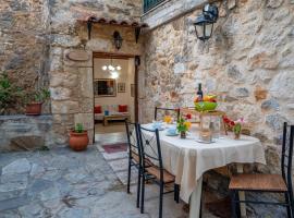Villa Sofita with jacuzzi, hotel in Maroulás