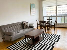 The Charming Downtown Stop, hotel in Toronto