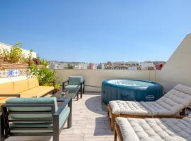 Designer 5 Star Garden Penthouse Hot Tub Marina Skyline, hotel v destinaci Msida