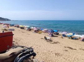 Top F2 pied dans eau, căsuță din 'A&iuml;n Taya