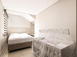 Lou Suítes - Suíte 02 - Conforto、グアラプアバのホテル