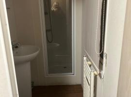 2 bed caravan seawick hoilday Park, hotel v destinaci Clacton-on-Sea