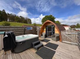Queensland Holiday Park - Glamping in South West Scotland, hotel di Barrhill