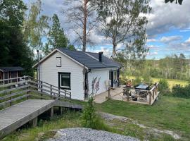 Modern Lakeside Hideaway, hotel v destinaci Örebro