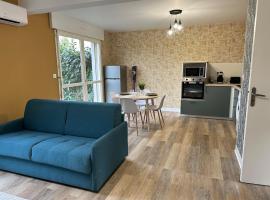 Le Sainte Hélène - Climatisation - Parking privé - Wifi: Déols şehrinde bir otel