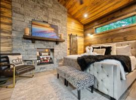 Romantic 1BR Cabin in Broken Bow HotTub, FirePit, hotell sihtkohas Broken Bow