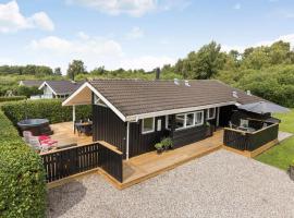 Nice Home In Ebeltoft With Sauna, hotell sihtkohas Ebeltoft