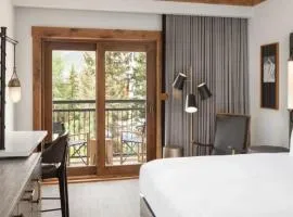 Luxury Hotel Room With King Bed In Lionshead Village