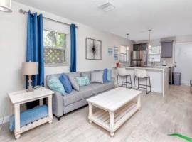 Cozy Queen Bed Retreat, Steps to Downtown, 7 Mins to Beach, hotel v destinaci New Port Richey