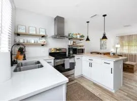 1 block to dwnt 7min beach King bed Free parking