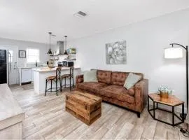 1 Block to Downtown - 7 min to beach - King bed & Free parking