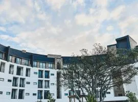 Luxe Studio - On Park near Canal walk Century City