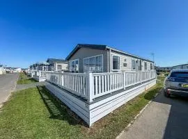 Stunning 3 Bedroom Lodge With Decking & Wifi In Essex Ref 44036G