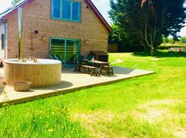 Deer Den timber clad cabin with hot tub, up private lane, hotel a Cullompton