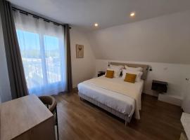 La Villa Cassinne Chambres Indépendantes、Montebourgのホテル