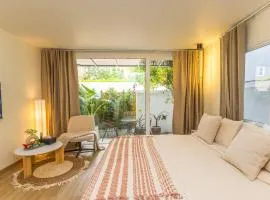 Studio room with private garden in Center Sathorn