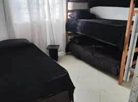Cama Quarto Black hostel Pousada Tijucas Lua Encantada