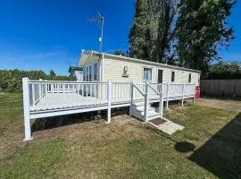 Gorgeous 6 Berth Caravan With Decking Area, Dovercourt Holiday Park Ref 44510A