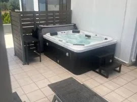 Ledakis House with Jacuzzi