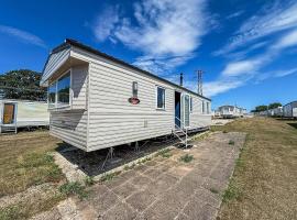 Cosy Caravan With Free Unlimited Wi-Fi At Valley Farm Park In Essex Ref 46318Bv, hotel a Great Clacton