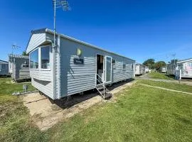 Superb Caravan At Dovercourt Park, Sleeps 8 Ref 44202C