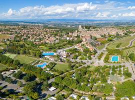 Parco delle Piscine, hotel Sarteanóban