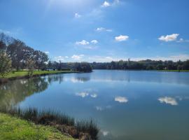 Lake Villa Castéra-Verduzan, ξενοδοχείο σε Castéra-Verduzan