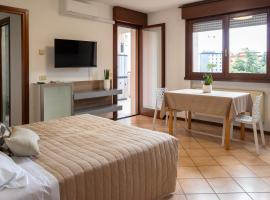 Mini Appartamenti Poli Opposti, hotel v destinaci Pordenone