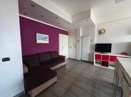 Fronte mare con grande terrazzo spiaggia sotto casa - WiFi, hotel ad Ardea