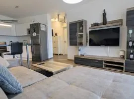 E2 Luxury OldTown Apt - 2x Parking, Foodstore, PCscreen, Netflix, Unlimited Music, Crib, BabyChair, FastWifi, Aircon