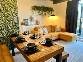 The Gallery - Town Centre - Beach 5 Minute Walk - Superfast WiFi - Outdoor Terrace - Sleeps up to 6 - Netflix - Contractor Friendly - Short & Long Stays - Coffee Machine