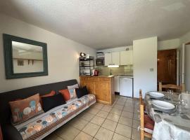 Appartement cosy 4/5 pers, centre Montgenèvre - FR-1-330D-72, hotel in Montgenèvre