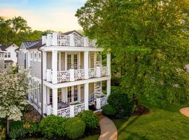 Rooftop Balcony, Lake Views, Pool and Walk to Town, hotel sa Saugatuck