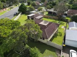 Queen Bed Shared Bath, 5BR Home In Beenleigh For 2 Bedroom1