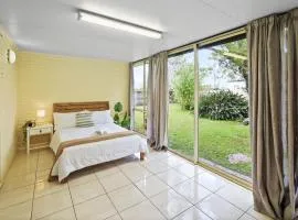 King Bed, Walk To Beenleigh Village & Marketplace Bedroom2