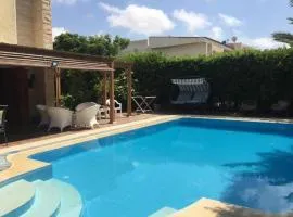 فيلا مميزة بإطلالة رائعة وحمام سباحة خاص