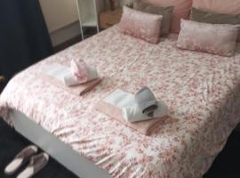 flowers room au coeur de saint Ouen parking gratuit, δωμάτιο σε οικογενειακή κατοικία σε Saint-Ouen