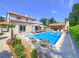 Beautiful villa AURORA with private pool, sauna and jacuzzi, hotel in Kras