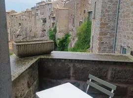 Sospesi nel borgo