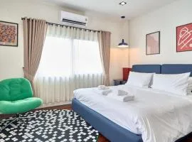 Emily Home-Charming 3BR in Chiang Mai Old Town, Steps from Wat Phra Singh & Sunday Walking Street by Beginning With