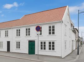 Renovated 2025 - AC & terrace - Historic building, cottage ở Kristiansand