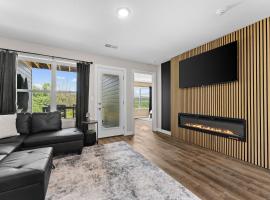 New 3BR Condo Near Branson Strip and Pool, Hotel in Branson