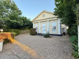 2 bed Elegant Flat in Stansted with parking