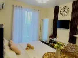 Luxury poolview condo with pool access!