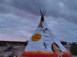 Tee Pee at Maringa Serrano, hótel í Joshua Tree