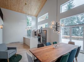 Chalet Odin - SPA, PISCINE, SAUNA partagés, hotel in Valcartier Station