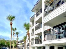 Coastal Beachfront Condo-King Bed, Updated, condo em Hilton Head Island