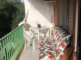Espaçoso Flat com Varanda no Cavalinho Branco